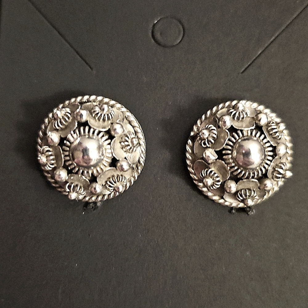 Vintage Intricate Sterling Silver Floral Design Siam Screw Back Earrings